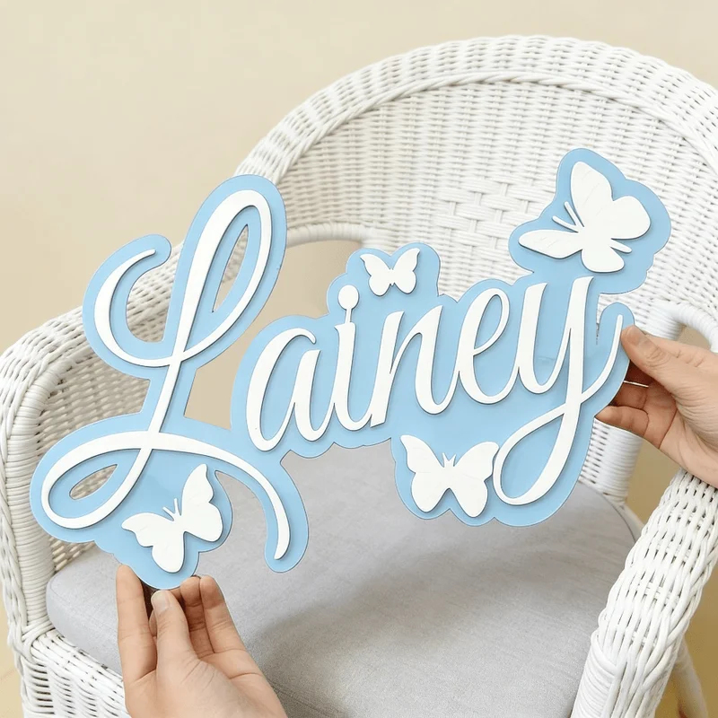 Baby Nursery - パーソナライズされた赤ちゃんの名前プレート、白い蝶の青いデザイン、子供部屋用のミニマルな壁飾り