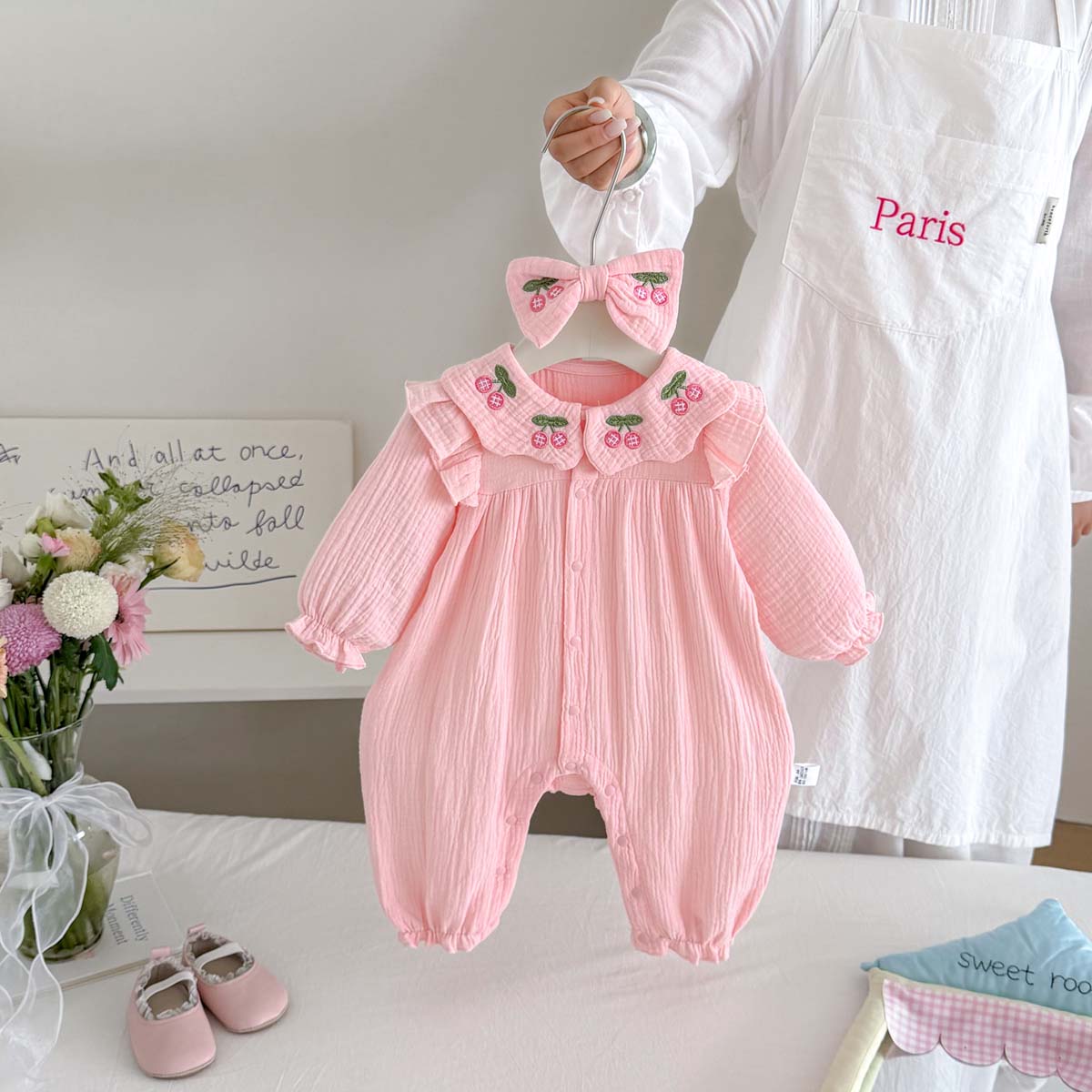 Baby Nursery Embroidery - 新生児女の子春秋ガーゼロンパースお揃いのリボンフリル襟桜刺繍長袖股スナップソフトジェントルD