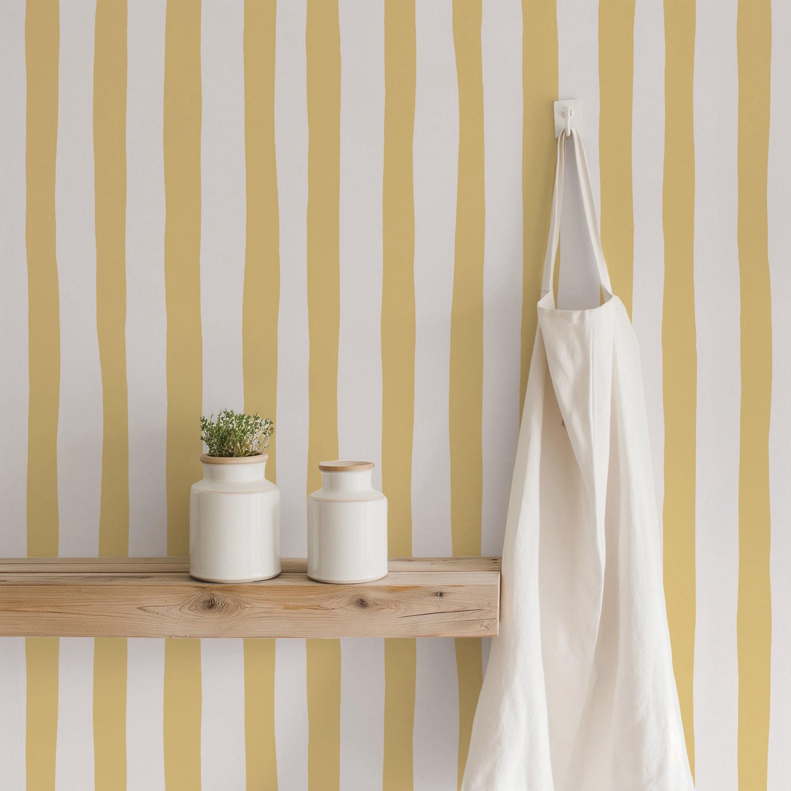 Baby Nursery Yellow - サンシャインイエローのゆらぎ模様の壁紙、剥がして貼るだけ、ソフトなペインター風のストライプの壁画、赤ちゃんの保育園用、または伝統的な壁紙