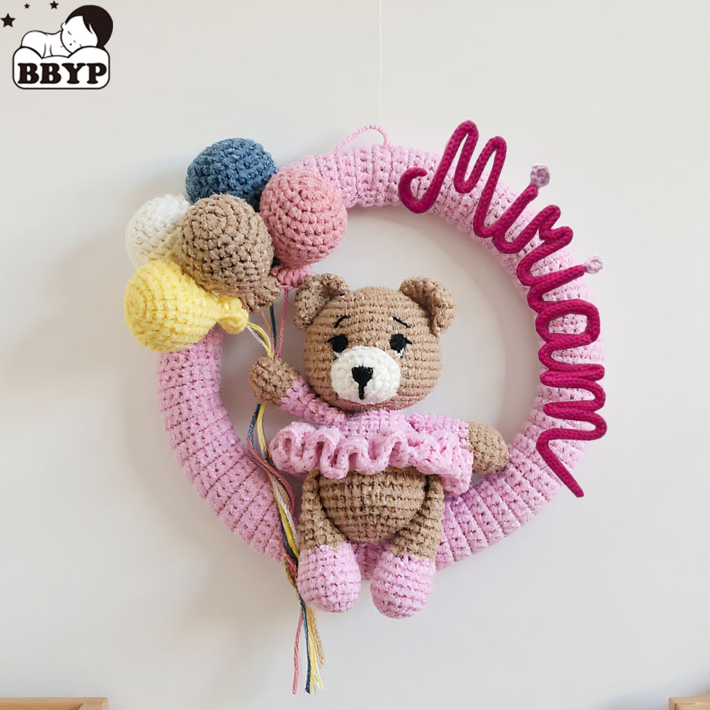クマと風船付きのパーソナライズされたかぎ針編みのネームリース - Baby Nursery Unisex のレビューと価格